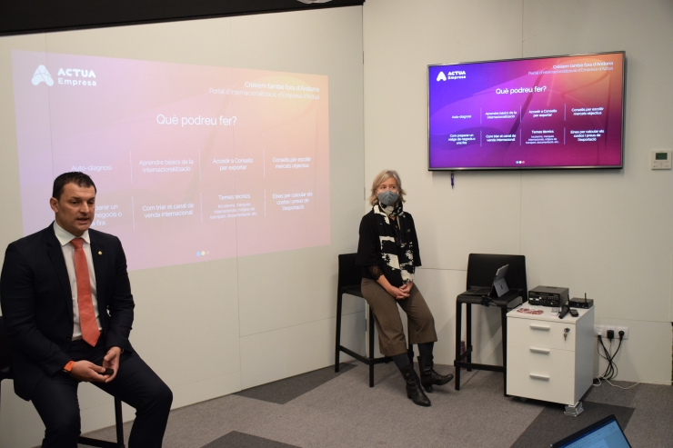 El ministre de Presidència, Economia i Empresa i president d'Actua, Jordi Gallardo, juntament amb la directora d'Actua Empresa, Judit Hidalgo, durant la presentació del nou portal d'internacionalització d'empresa.